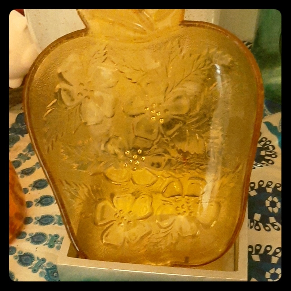 Apple shaped dish